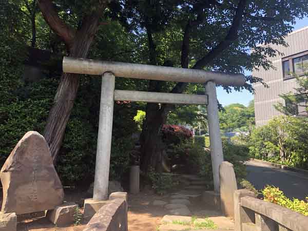 護国寺の富士塚入口